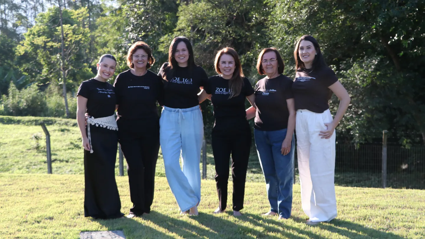 Grupo de seis pessoas vestindo camisetas Zoe163