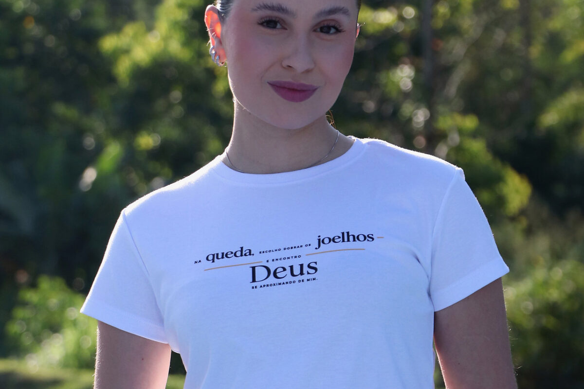 Camiseta "Na queda escolho dobrar os joelhos e encontro Deus" — branco — principal