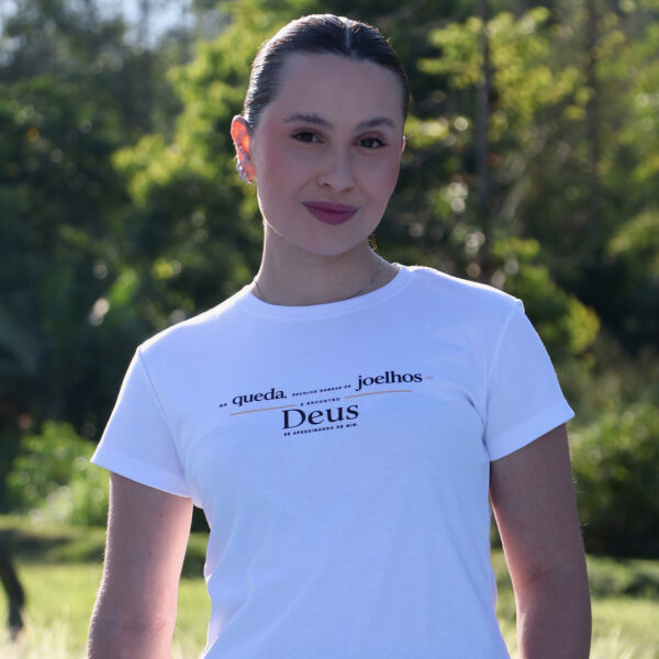 Camiseta "Na queda escolho dobrar os joelhos e encontro Deus" — branco — principal