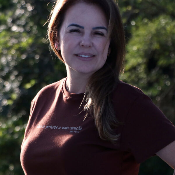 Camiseta algodão Pima "Não se perturbe o vosso coração" — marrom — principal