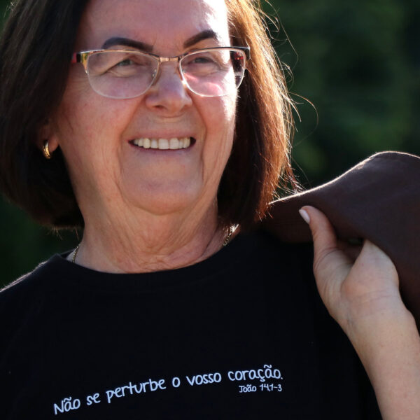 Camiseta "Não se perturbe o vosso coração" — preto — principal
