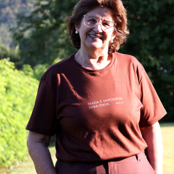 Camiseta "Nada é impossível para Deus" — marrom — principal