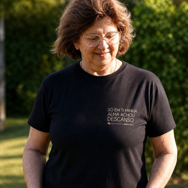 Camiseta "Só em ti minha alma achou descanso" (pequeno) — preto — principal